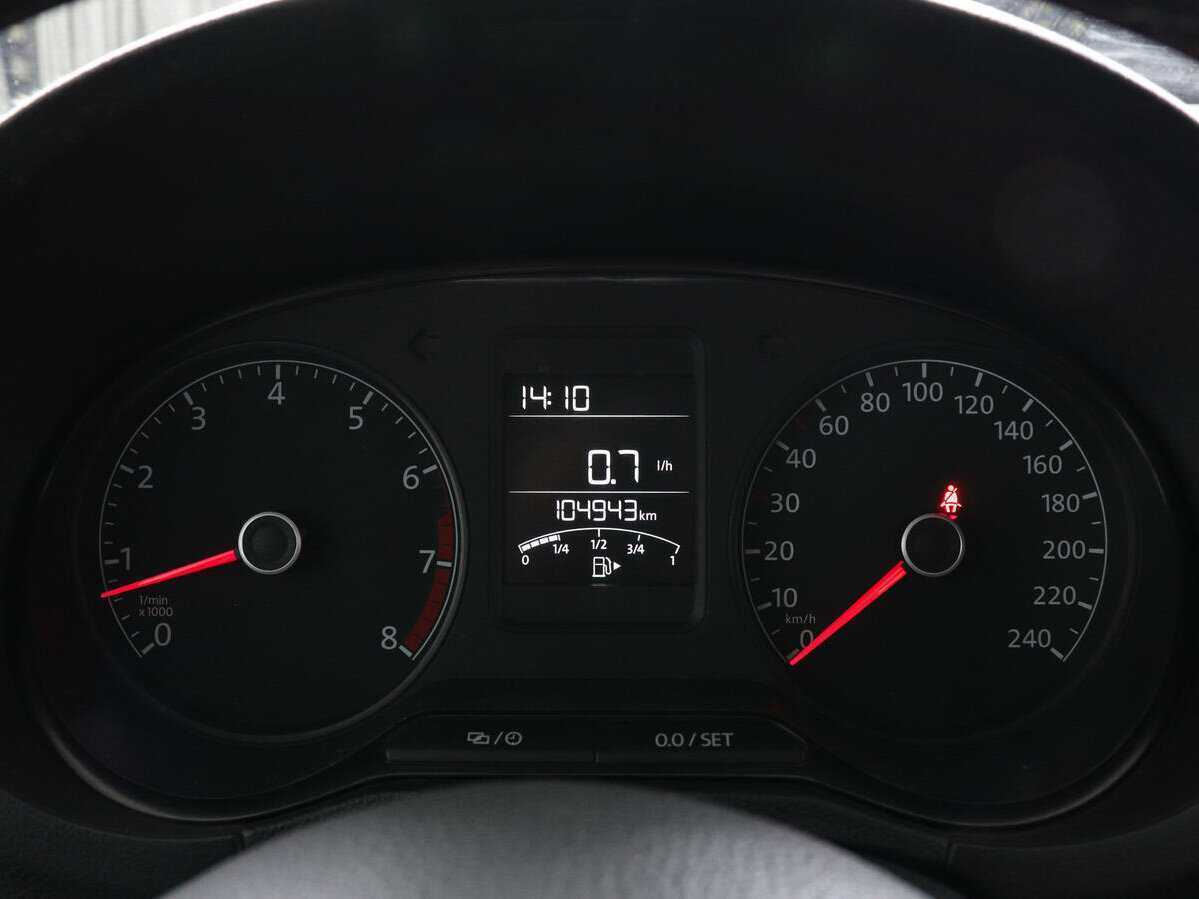 Volkswagen Polo с пробегом — 2015 год. Фото: #10