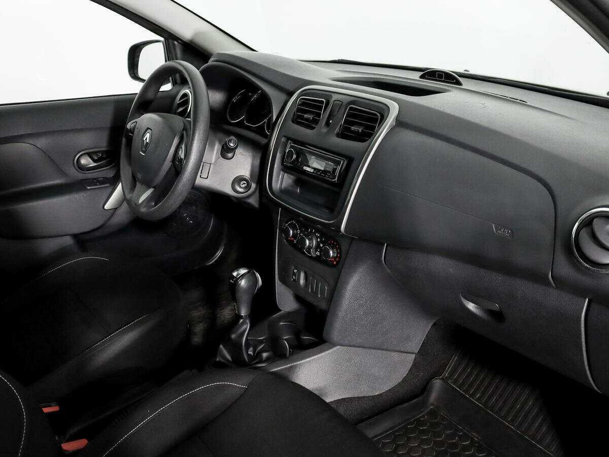 Renault Sandero с пробегом — 2017 год. Фото: #9