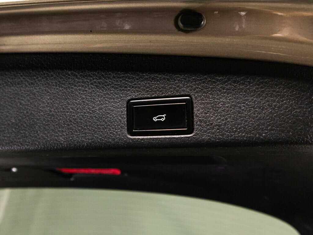 Volkswagen Touareg с пробегом — 2015 год. Фото: #15