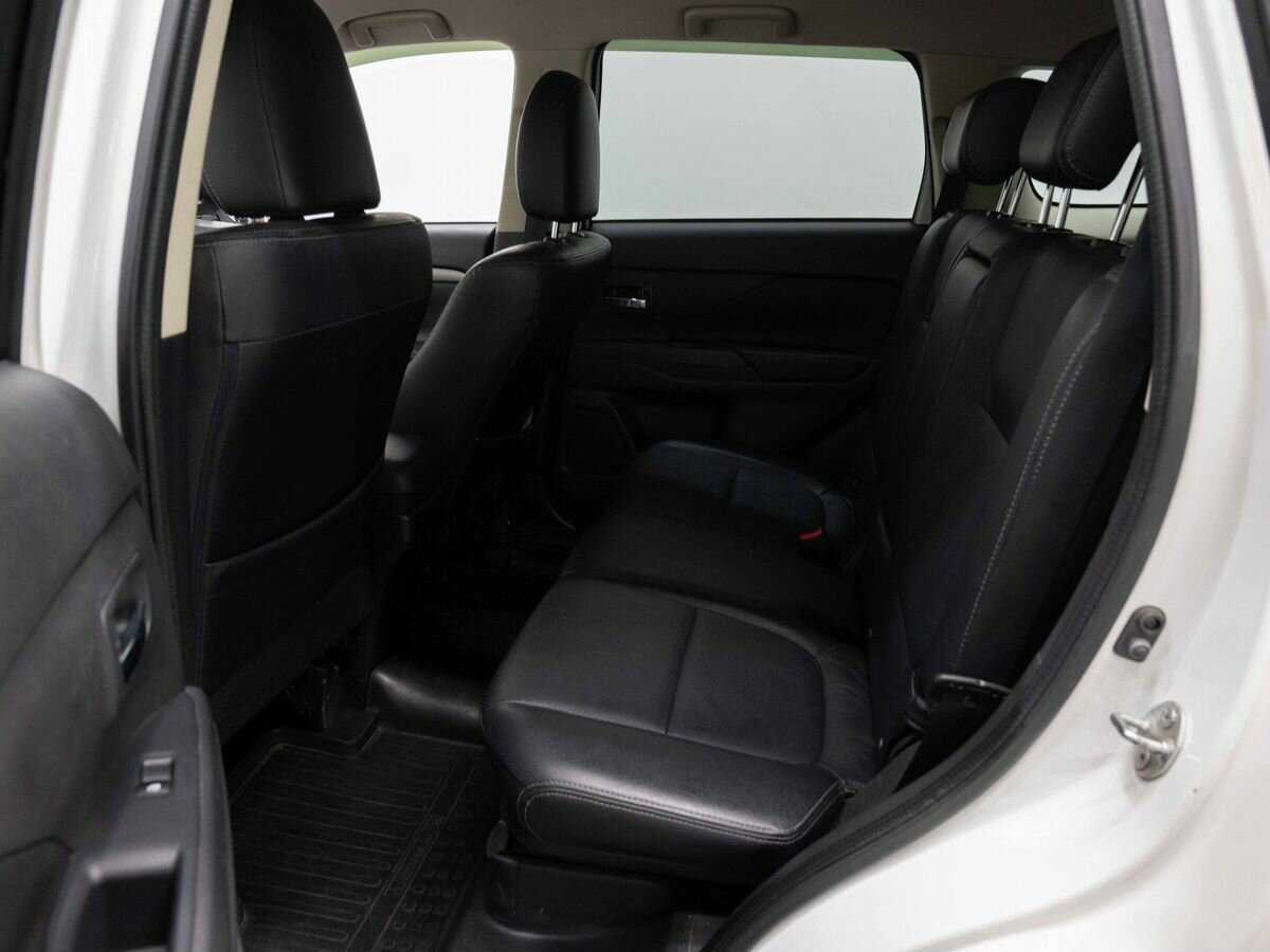 Mitsubishi Outlander с пробегом — 2015 год. Фото: #10