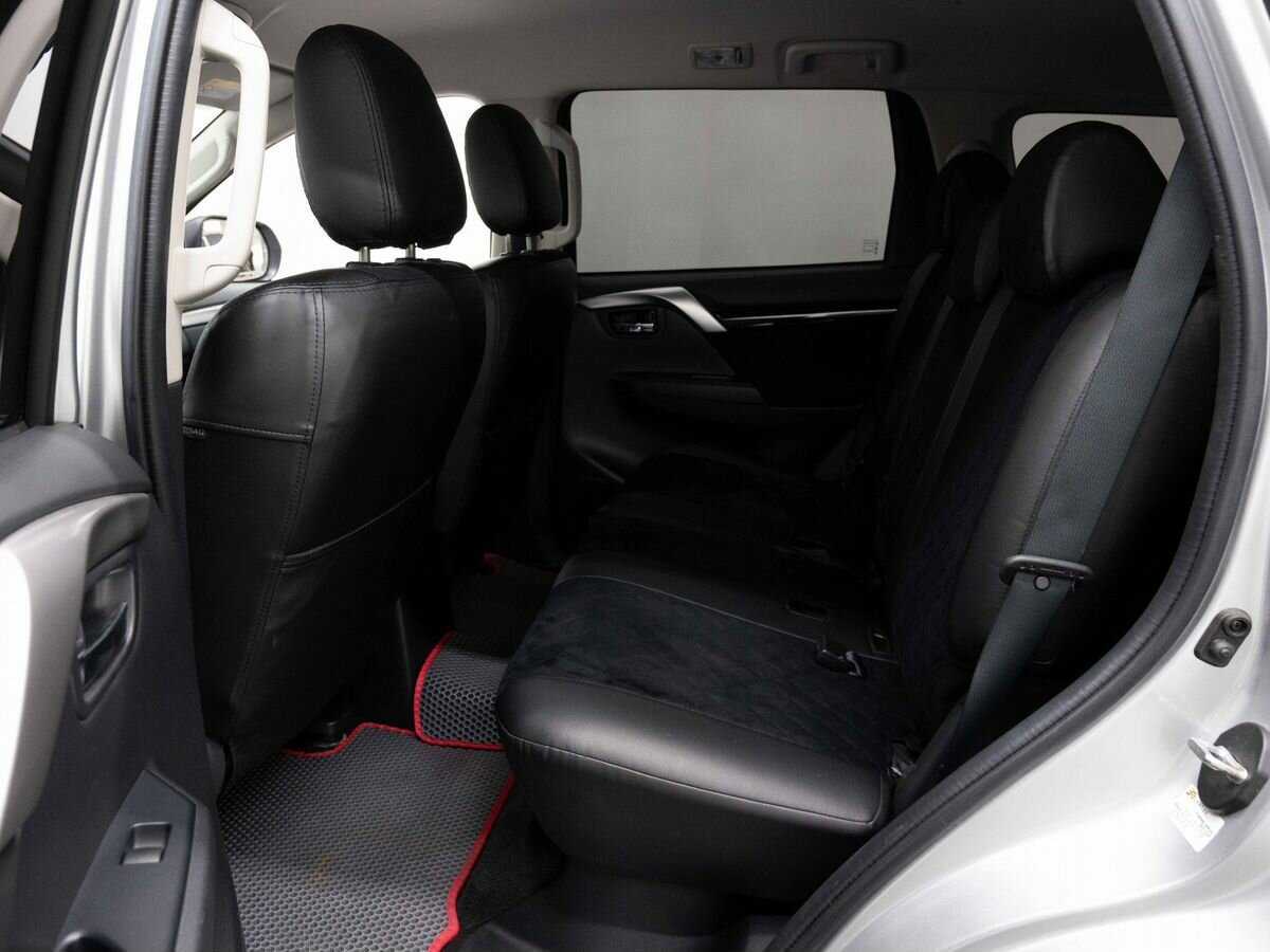 Mitsubishi Pajero Sport с пробегом — 2017 год. Фото: #9