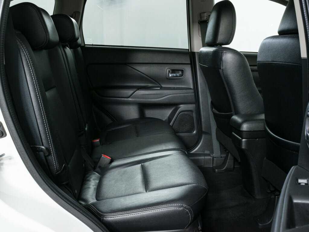Mitsubishi Outlander с пробегом — 2015 год. Фото: #9