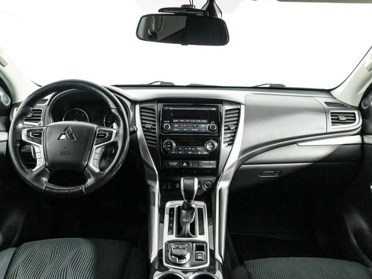 Mitsubishi Pajero Sport с пробегом — 2018 год. Фото: #12