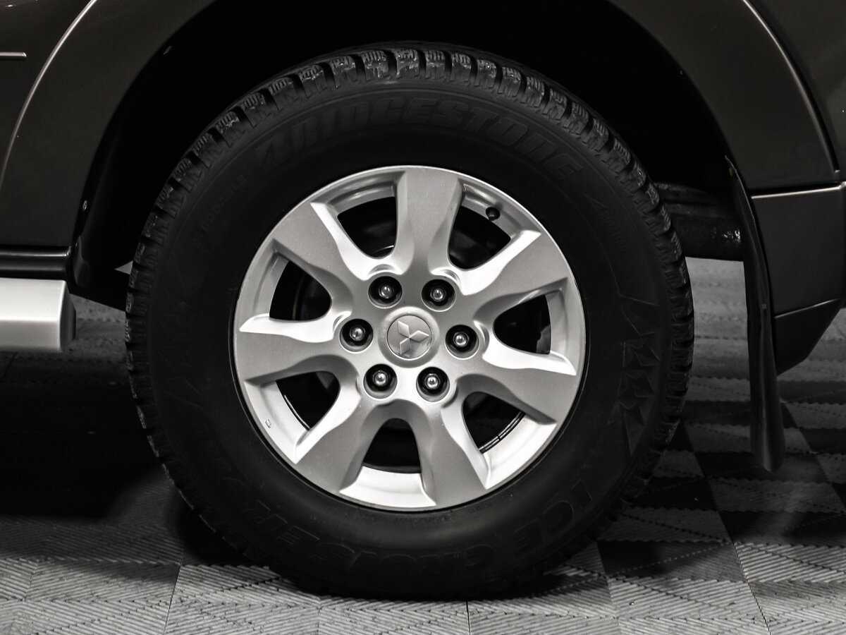 Mitsubishi Pajero с пробегом — 2015 год. Фото: #16