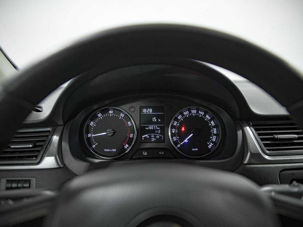 Skoda Rapid с пробегом — 2015 год. Фото: #6