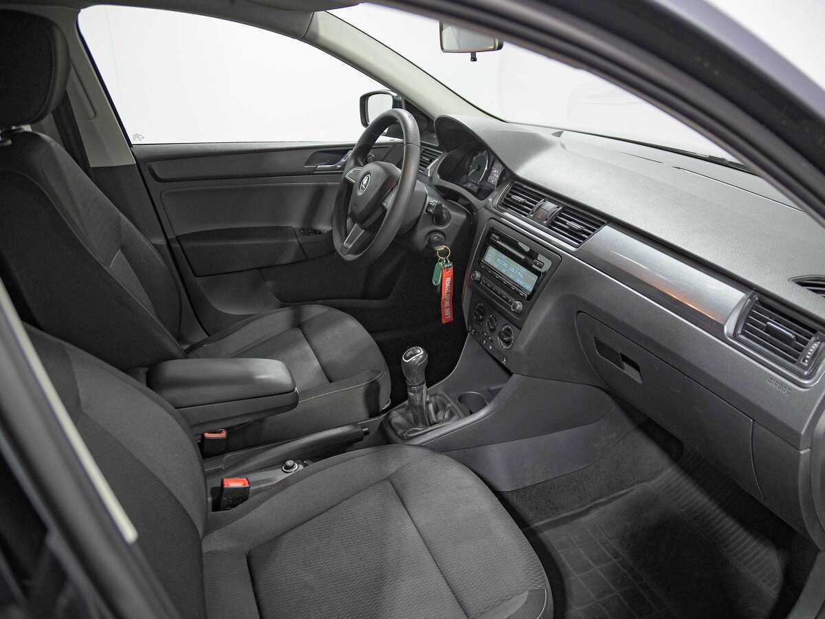 Skoda Rapid с пробегом — 2015 год. Фото: #12