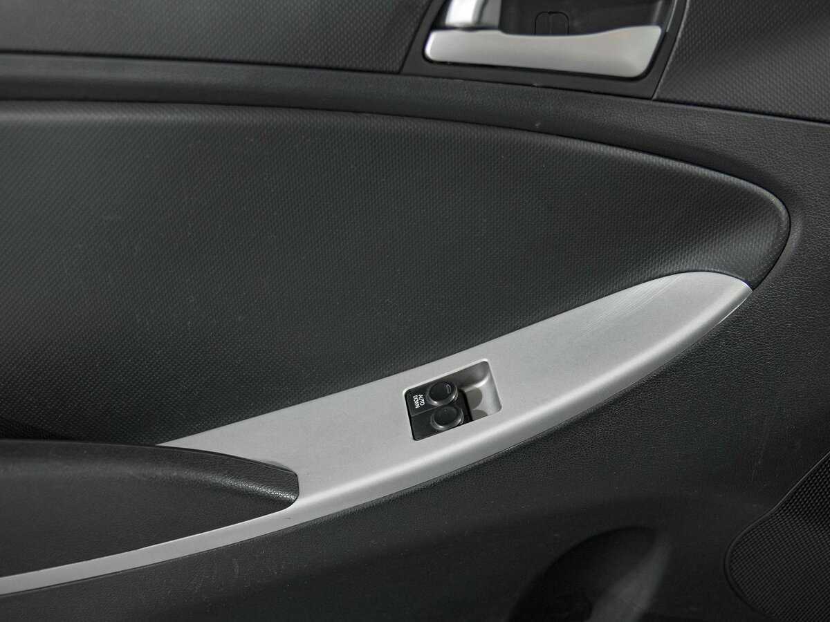 Hyundai Solaris с пробегом — 2013 год. Фото: #11