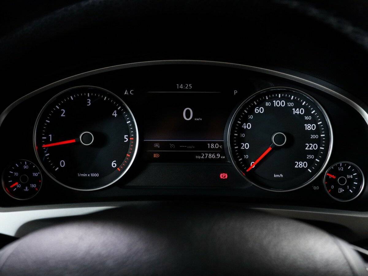 Volkswagen Touareg с пробегом — 2015 год. Фото: #10