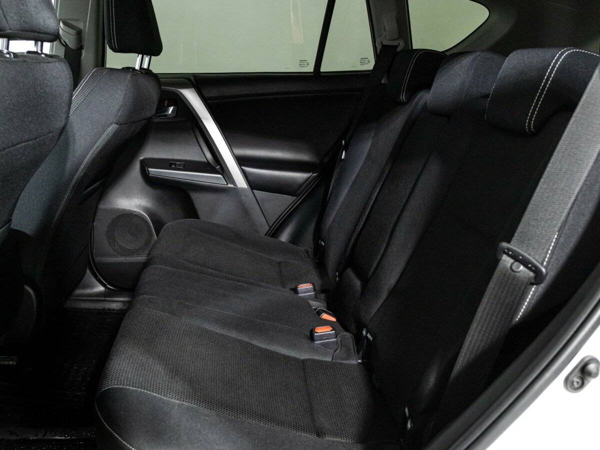 Toyota RAV4 с пробегом — 2017 год. Фото: #9