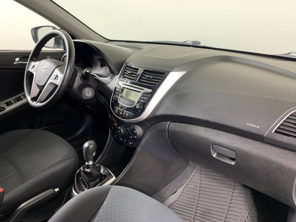 Hyundai Solaris с пробегом — 2013 год. Фото: #12