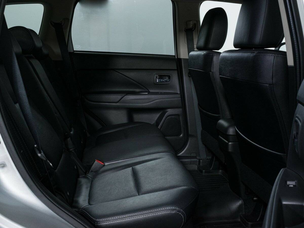 Mitsubishi Outlander с пробегом — 2015 год. Фото: #10