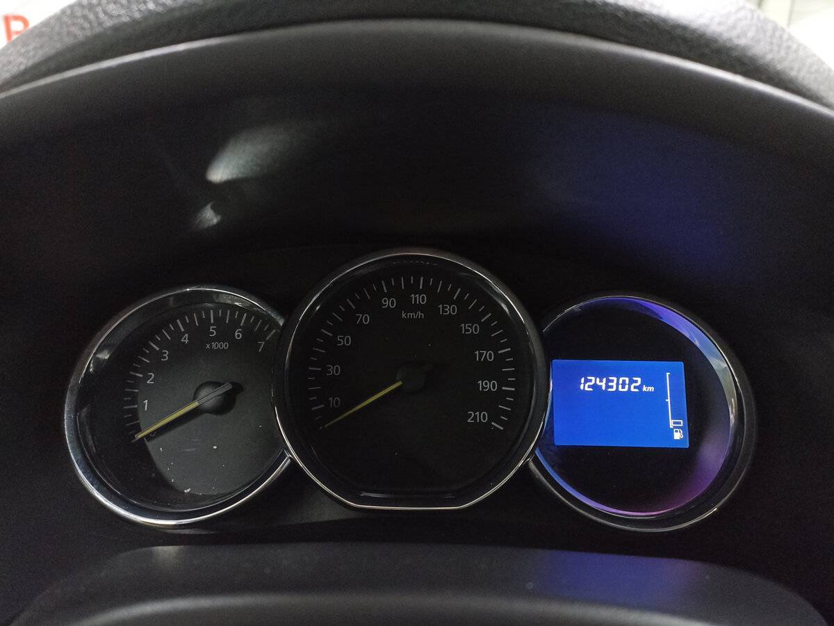 Renault Sandero с пробегом — 2017 год. Фото: #12