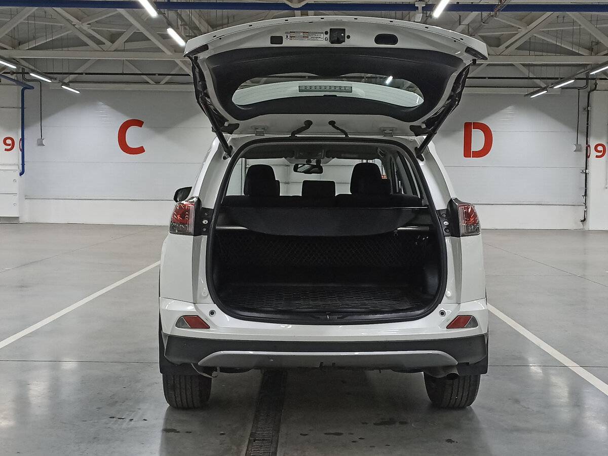 Toyota RAV4 с пробегом — 2017 год. Фото: #9