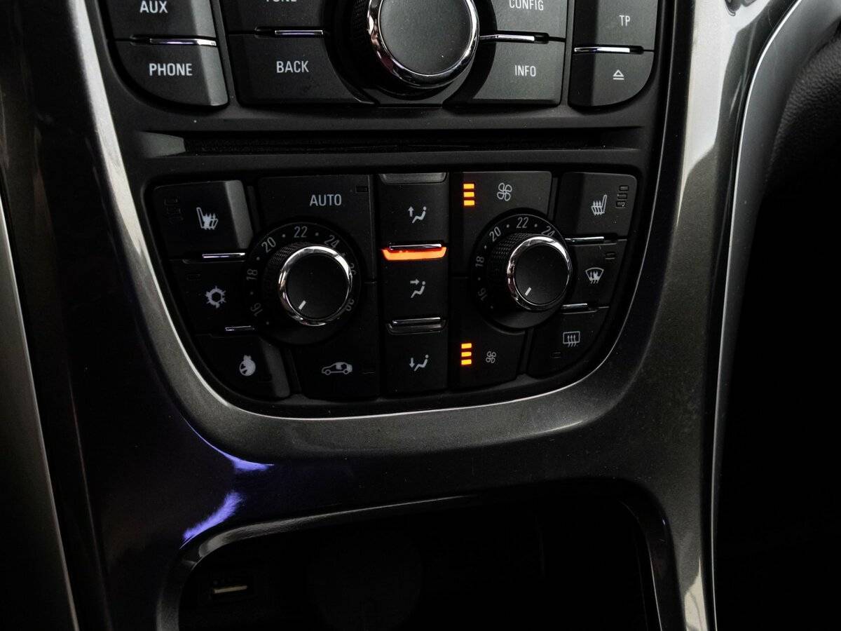 Opel Astra с пробегом — 2012 год. Фото: #13