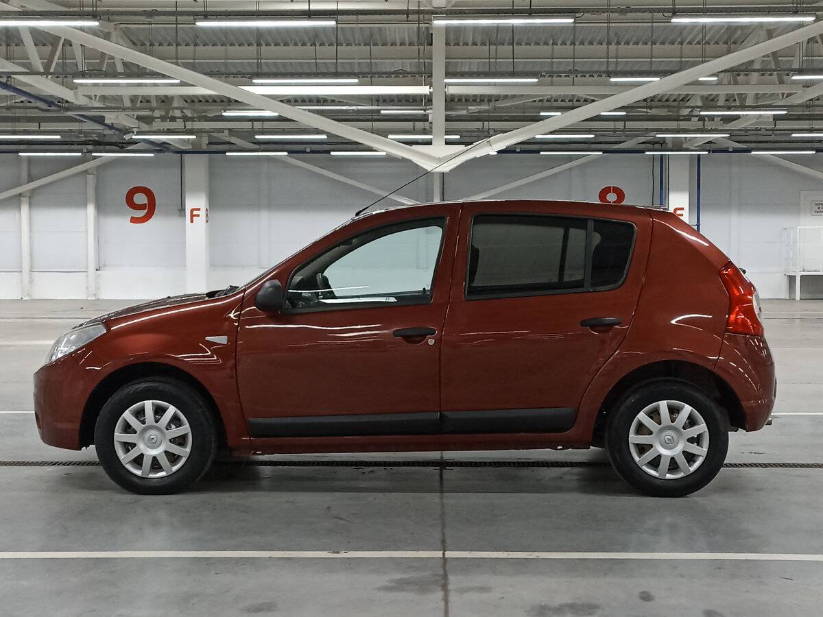 Renault Sandero с пробегом — 2013 год. Фото: #7