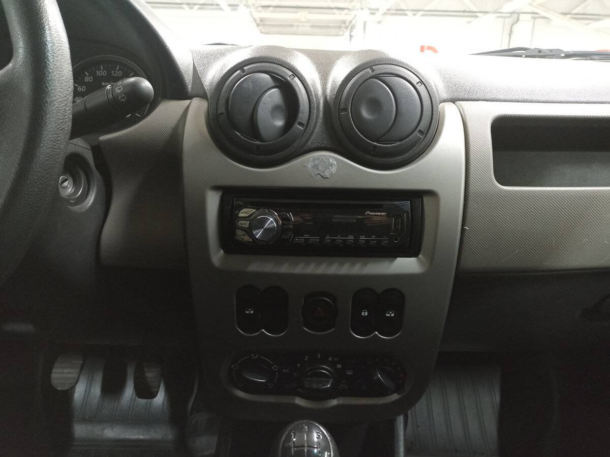 Renault Sandero с пробегом — 2013 год. Фото: #14