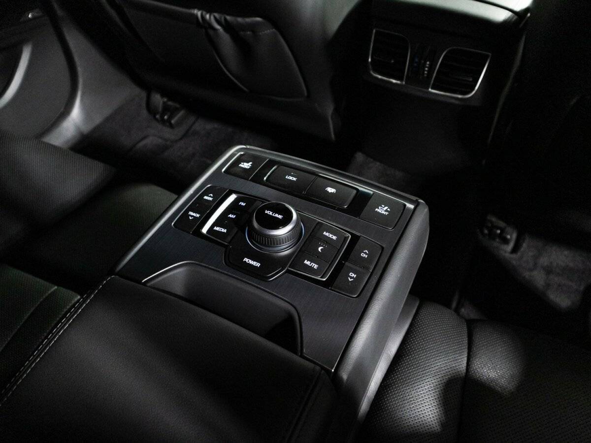 Hyundai Genesis с пробегом — 2015 год. Фото: #19