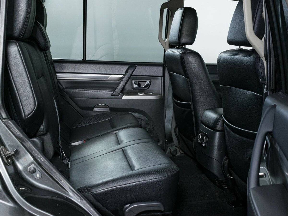 Mitsubishi Pajero с пробегом — 2013 год. Фото: #11