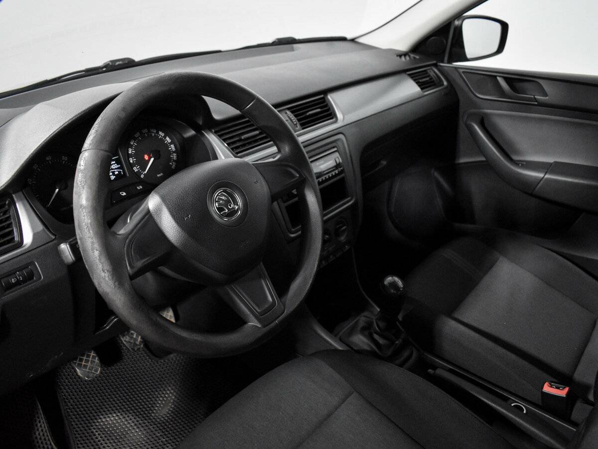 Skoda Rapid с пробегом — 2014 год. Фото: #8
