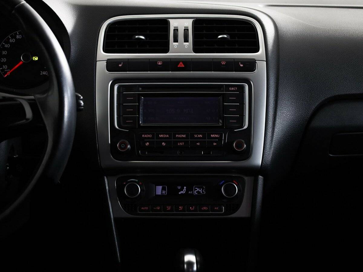 Volkswagen Polo с пробегом — 2015 год. Фото: #13