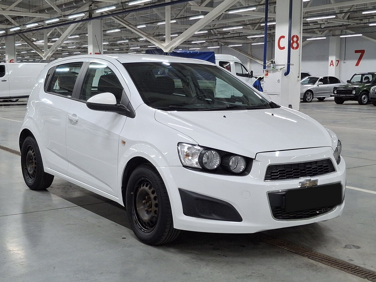 Chevrolet Aveo с пробегом — 2015 год. Фото: #2
