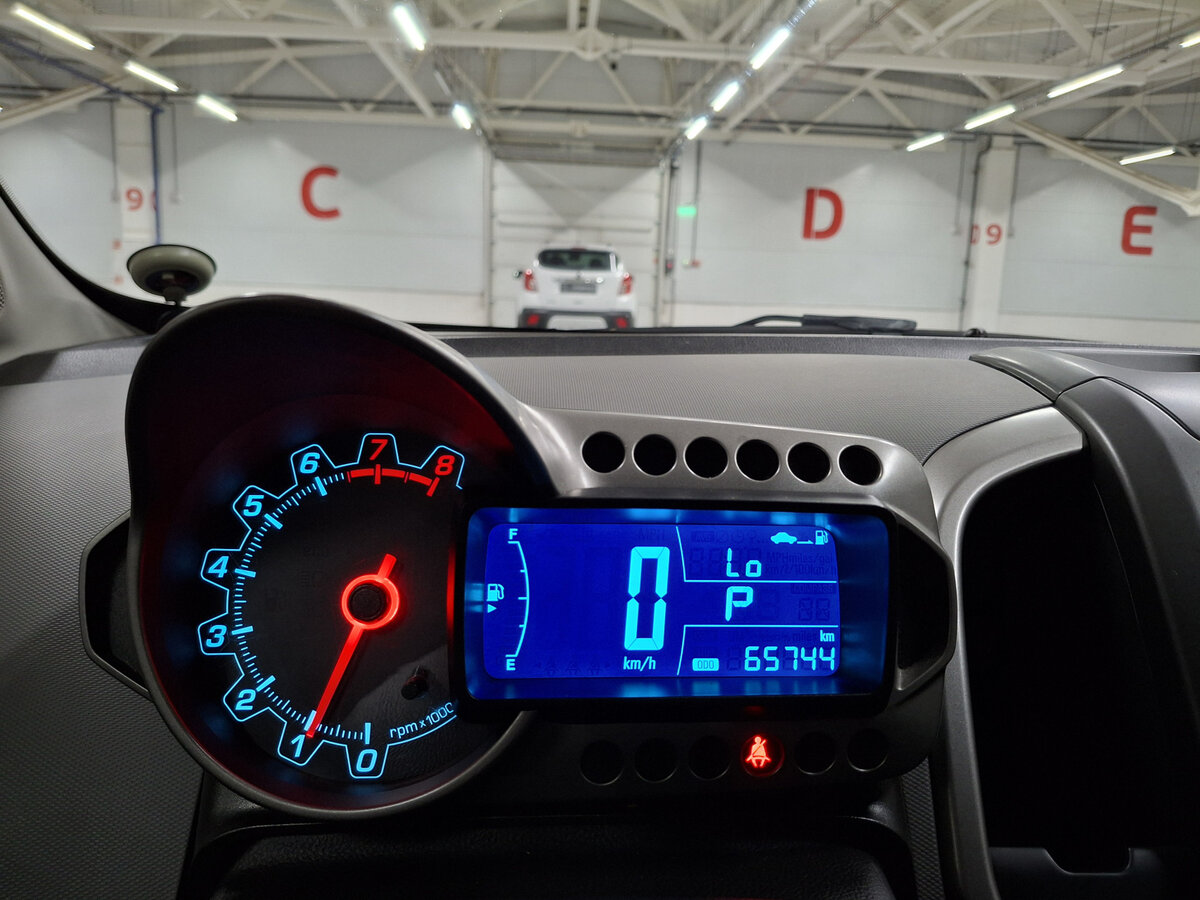 Chevrolet Aveo с пробегом — 2015 год. Фото: #11