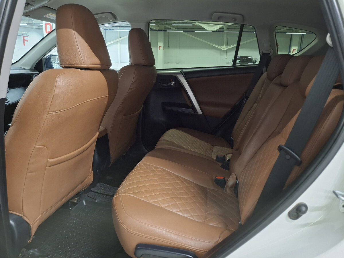 Toyota RAV4 с пробегом — 2017 год. Фото: #11