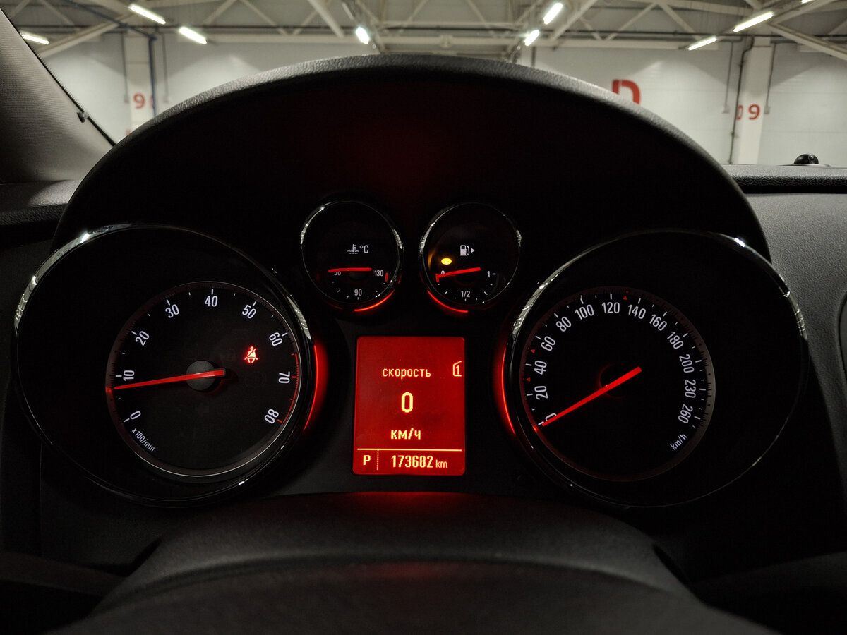 Opel Astra с пробегом — 2013 год. Фото: #12