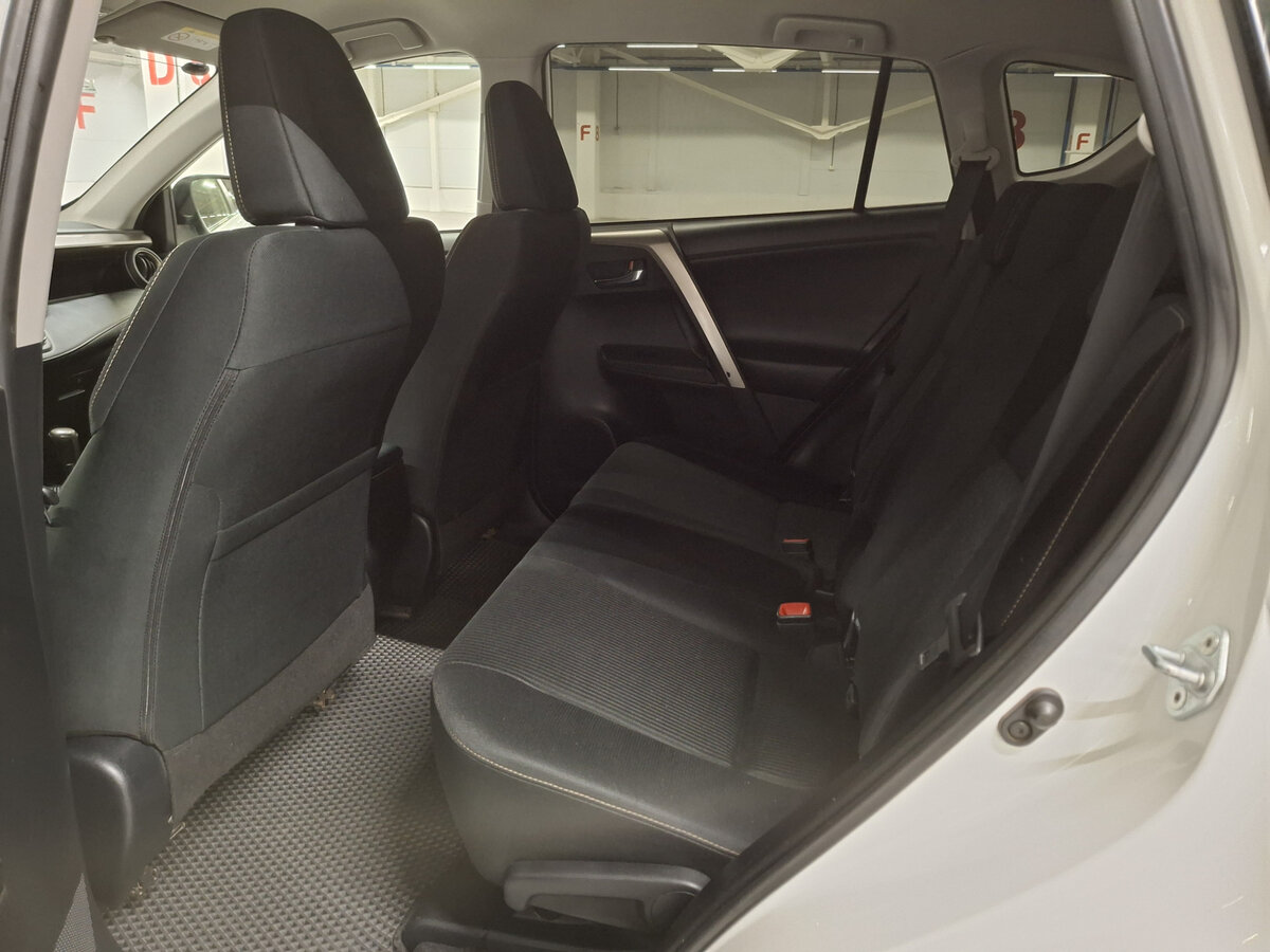 Toyota RAV4 с пробегом — 2014 год. Фото: #11