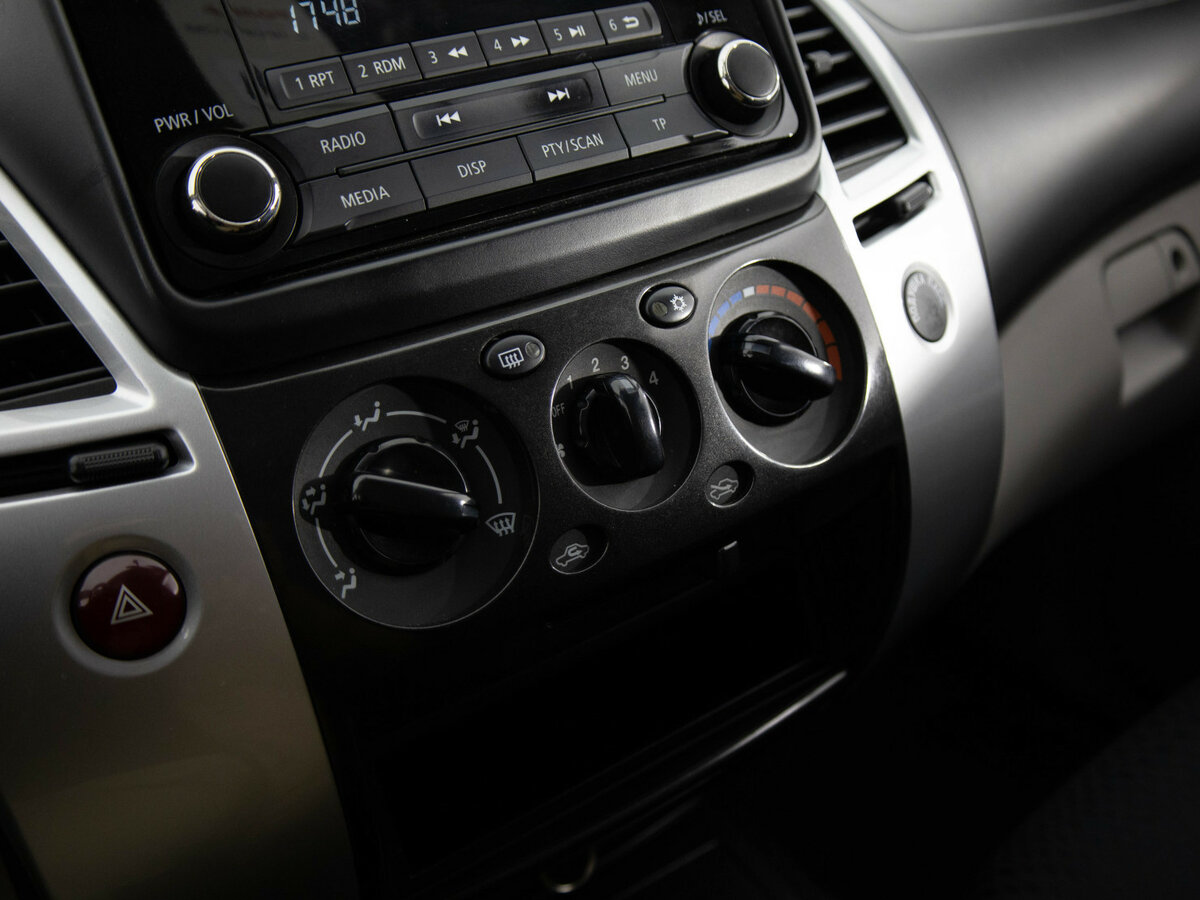 Mitsubishi Pajero Sport с пробегом — 2014 год. Фото: #12