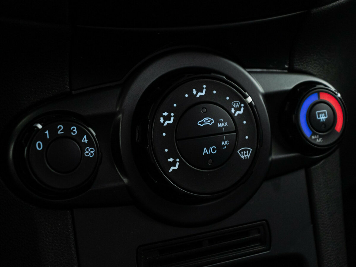 Ford Fiesta с пробегом — 2015 год. Фото: #14