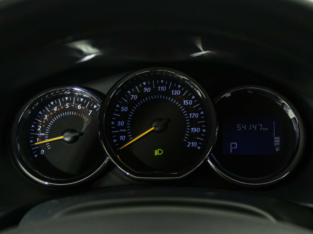 Renault Sandero с пробегом — 2015 год. Фото: #11