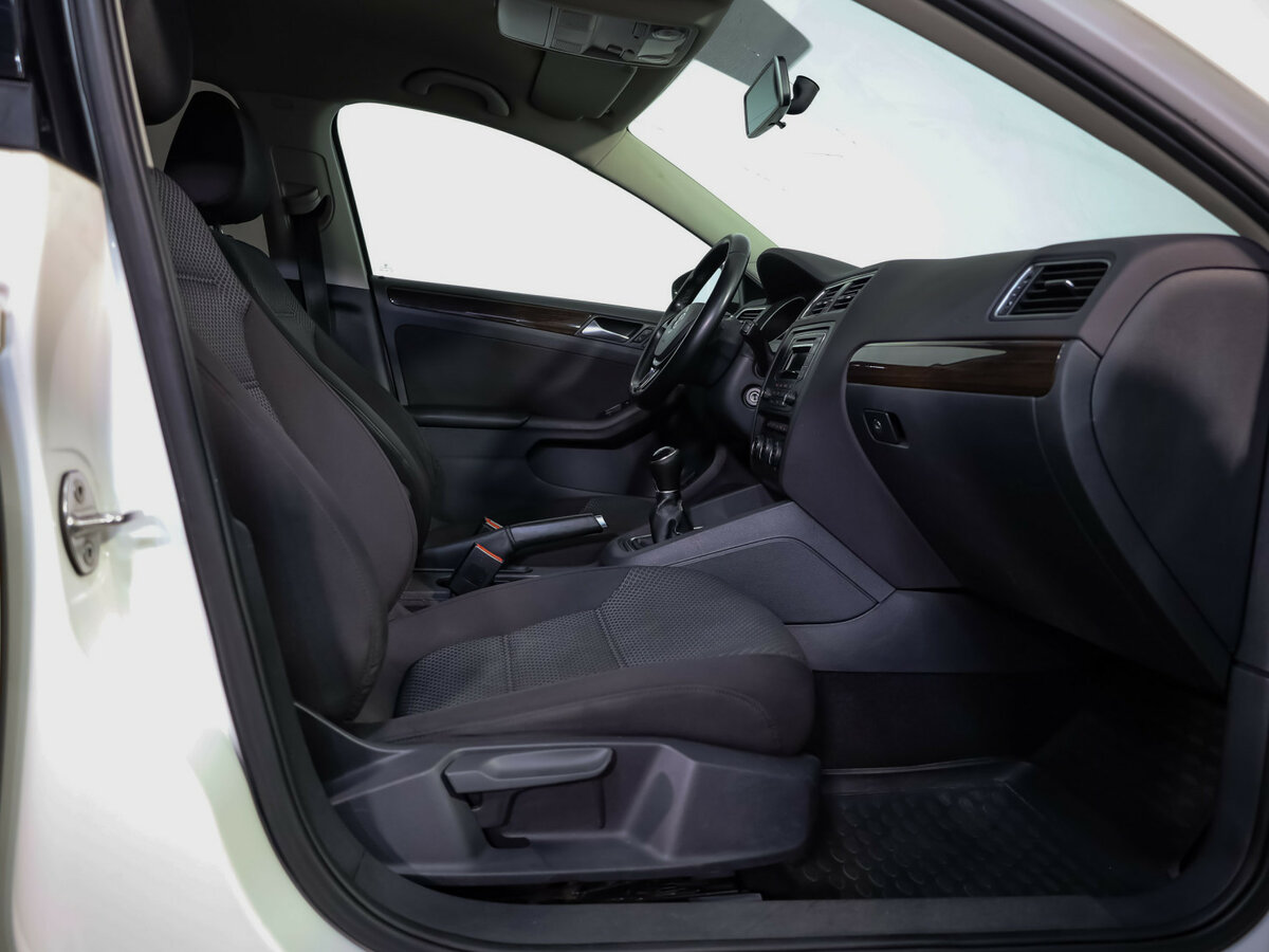 Volkswagen Jetta с пробегом — 2015 год. Фото: #14