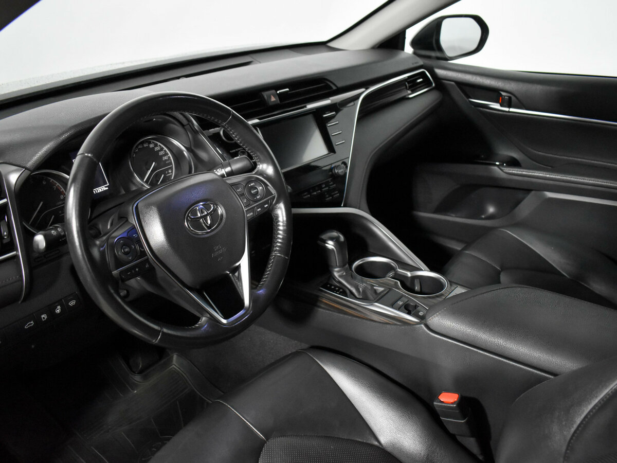 Toyota Camry с пробегом — 2018 год. Фото: #6