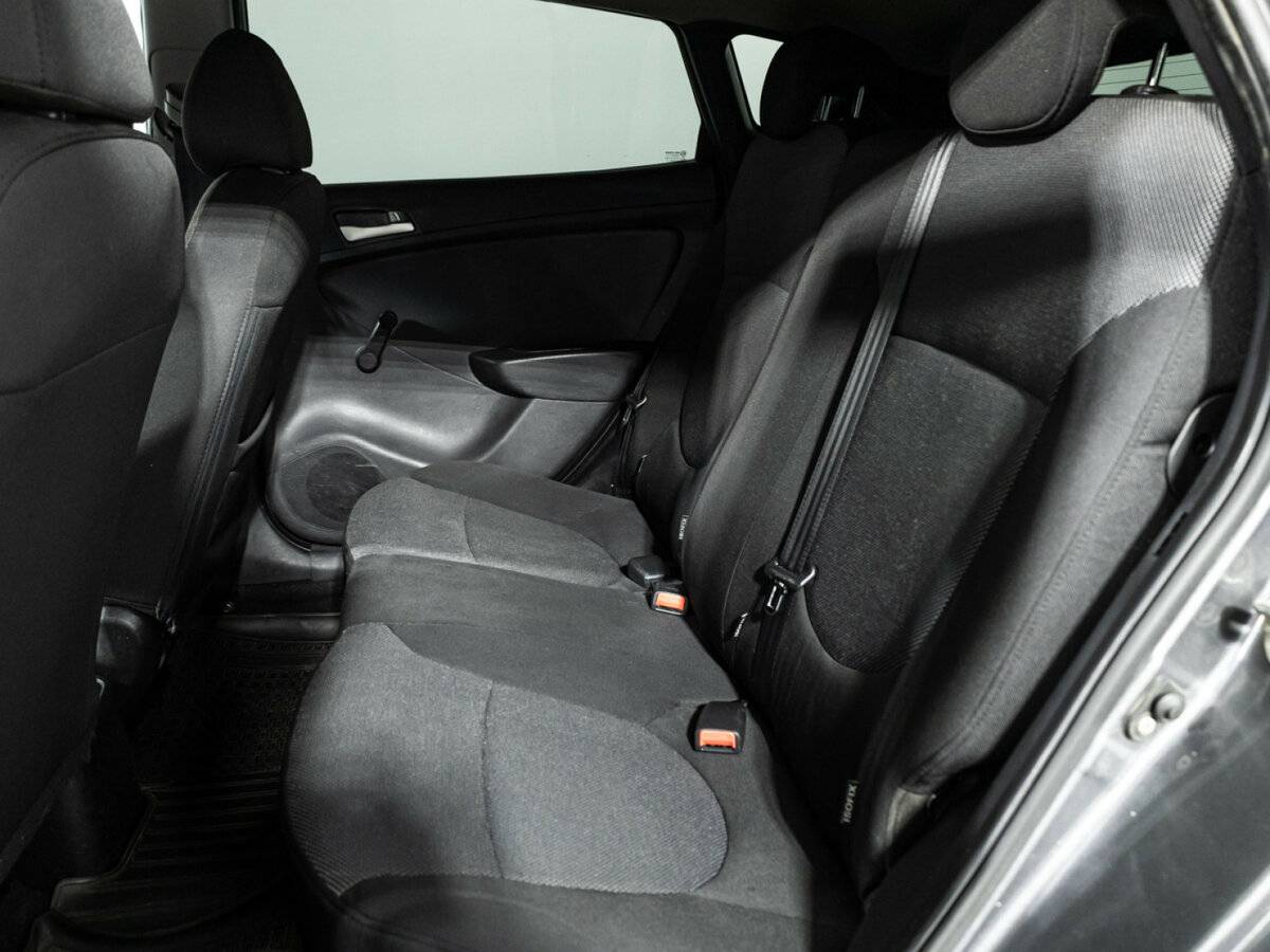 Hyundai Solaris с пробегом — 2012 год. Фото: #9