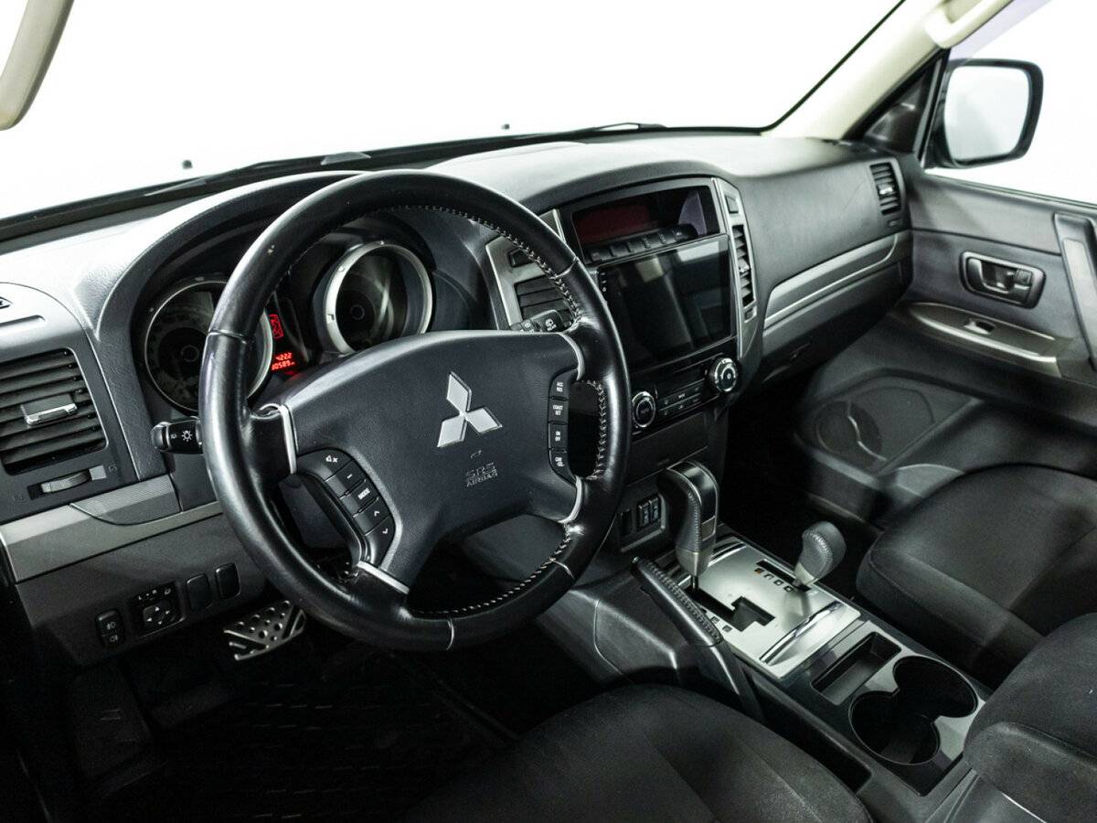 Mitsubishi Pajero с пробегом — 2015 год. Фото: #9