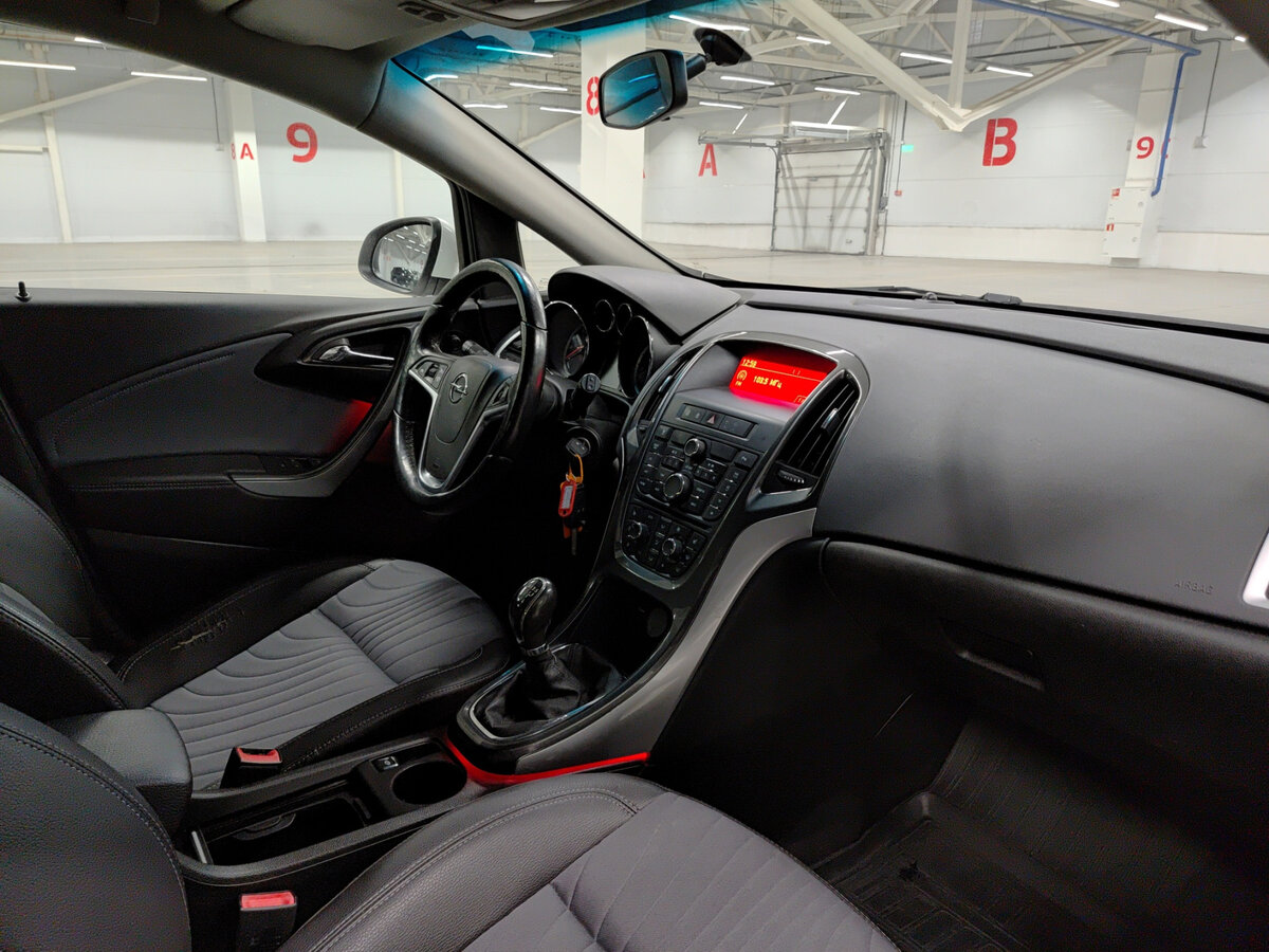 Opel Astra с пробегом — 2013 год. Фото: #10