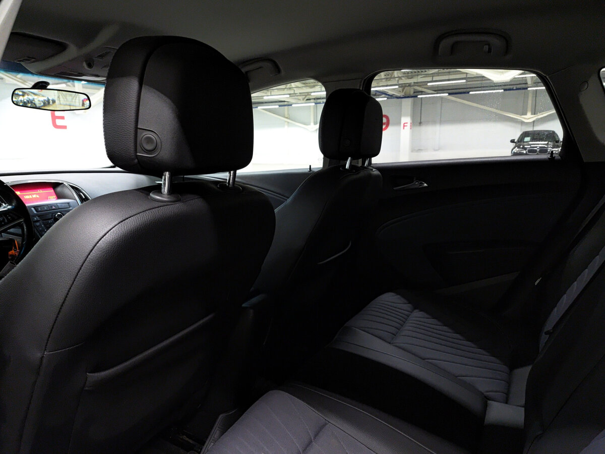 Opel Astra с пробегом — 2013 год. Фото: #11